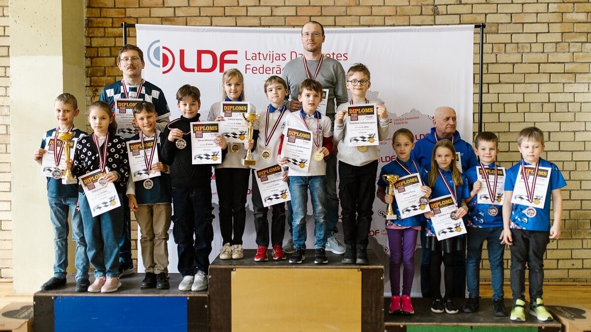 Aizvadīts Latvijas jauniešu komandu čempionāts 64 lauciņu dambretē