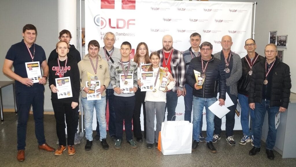 Latvijas komandu čempionāts 100 lauciņu dambretē