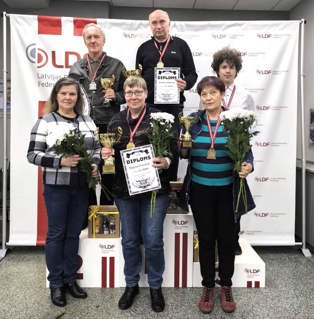 Latvijas čempionātā 64 lauciņu dambretē uzvar Valneris un Piroņena