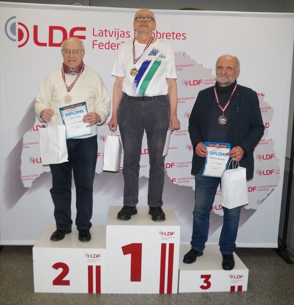 Veterāni sadala godalgas 100 lauciņu dambretē