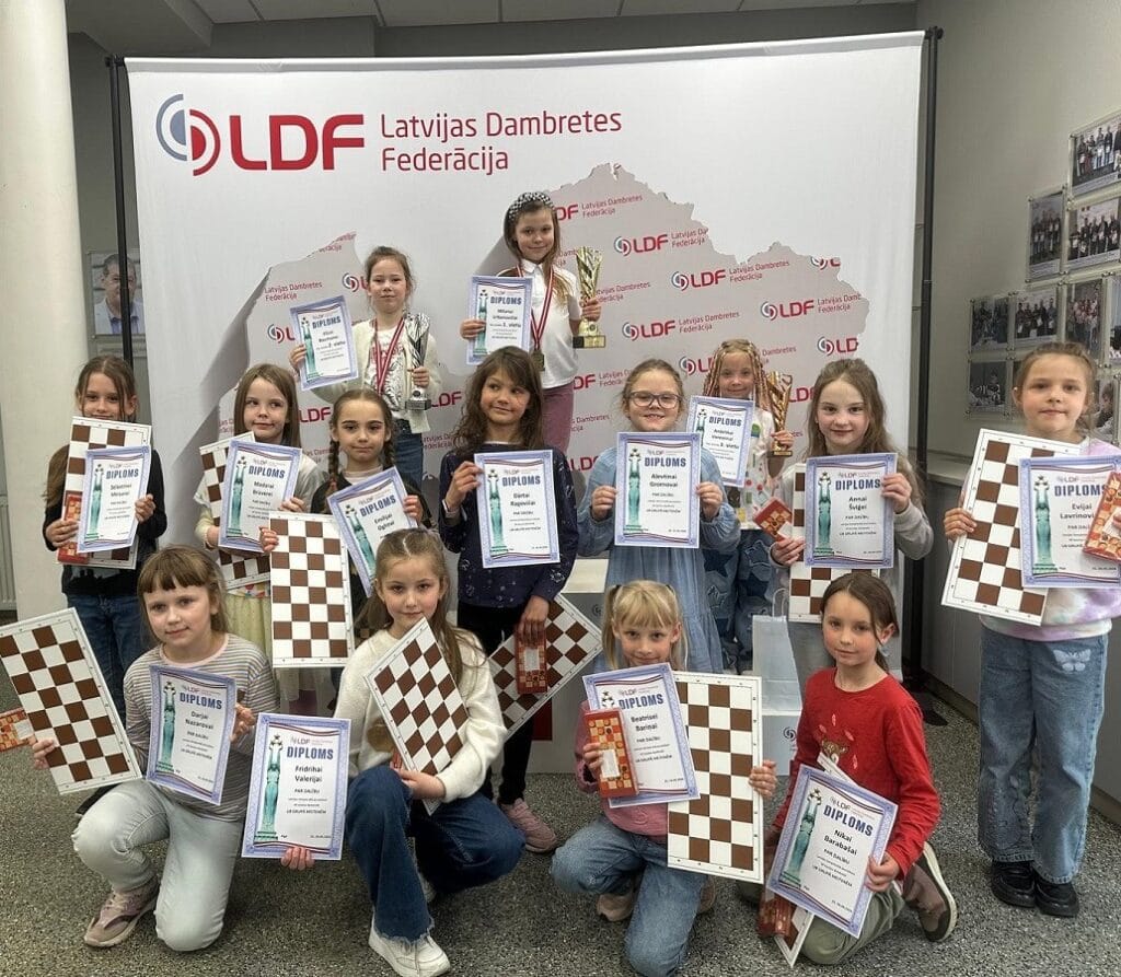 64 lauciņu dambretē noslēdzies čempionāts jaunākajiem dalībniekiem